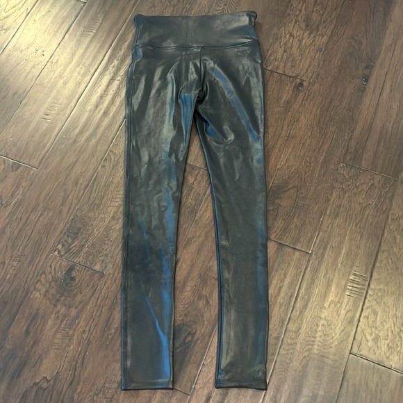 Spanx Faux Leather Legging medium EUC - Picture 4 of 4